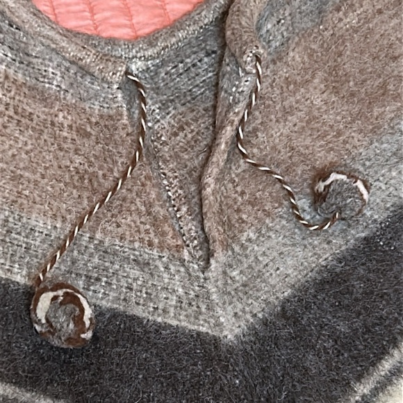 Vintage Quiaqueno Brown Tan Fringe Alpaca Llama Wool Poncho Pom Pom drawstring - Picture 8 of 15